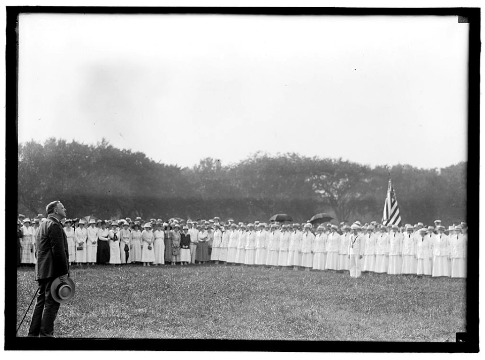 DANIELS, JOSEPHUS. SECRETARY OF THE NAVY, 1913-1921. REVIEWING YEOMAN (F) BEFORE THEIR DISMISSAL LCCN2016870297