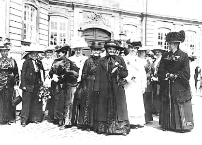 Danish women thank the king 1915 photo