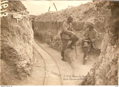 Dans la Marne, tranchée Foch avec voie Decauville, cliché de la SPA vers 1916