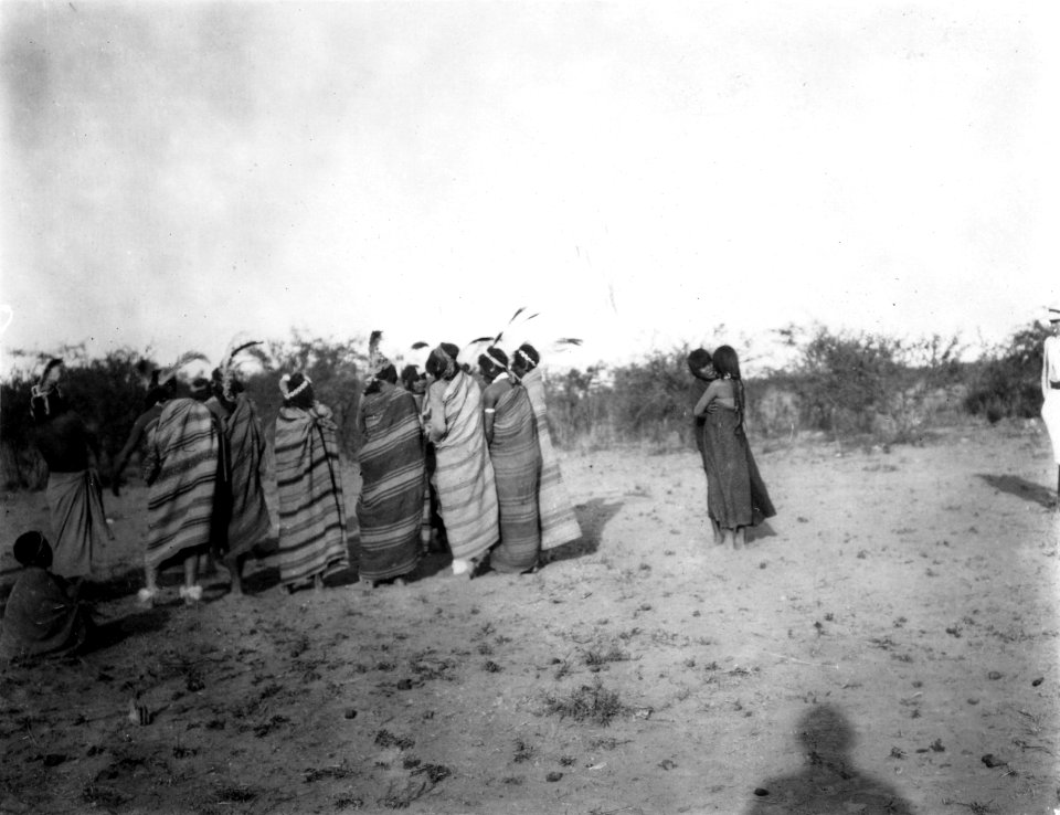 Dansdemonstration. Rio Pilcomayo, Bolivianska Chaco - SMVK - 004688