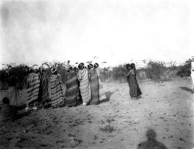 Dansdemonstration. Rio Pilcomayo, Bolivianska Chaco - SMVK - 004688