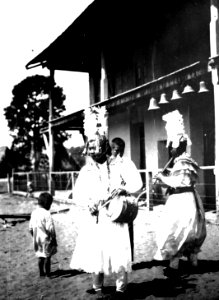 Dansande indianer under årsfesten i misionen. Missionstn. Cavinas, nära R.Beni - SMVK - 005034