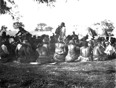 Dansfest hos ashluslay. Mannen som står upprätt är en mestis. Foto, Erland Nordenskiöld 1908 - SMVK - 004646