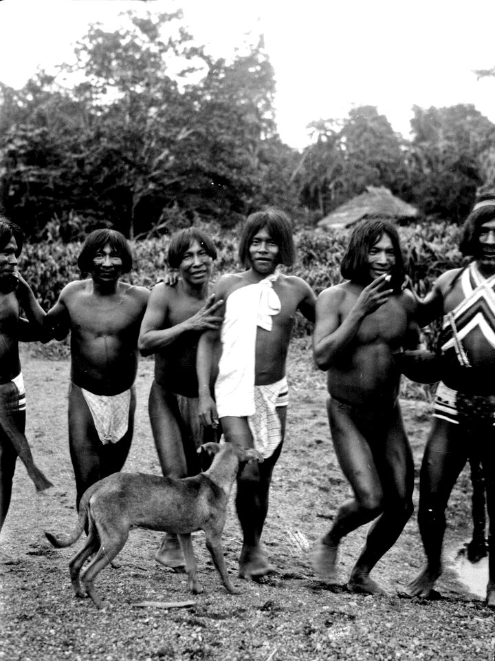 Dansande män. Rio Jaqué, v. kusten av Darién, Panamá.. Panama - SMVK - 004069