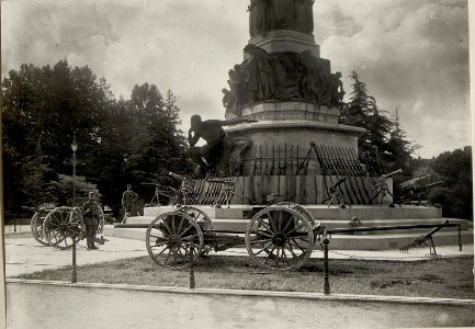 Dante Denkmal mit eroberten italienischen Waffen in Trient. Aufgenommen zwischen 26 bis 30 Mai 1916. (BildID 15534329)
