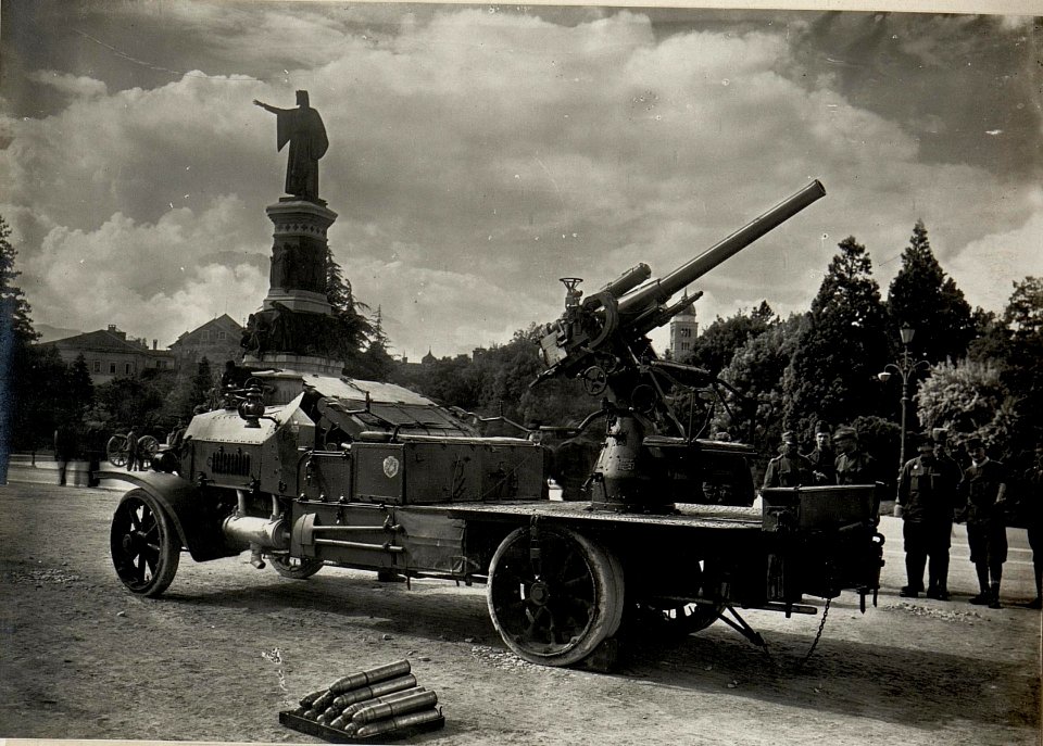Dante Denkmal, Trient mit eroberten italienischen Waffen. Aufgenommen am 28. Mai 1916. (BildID 15534308)
