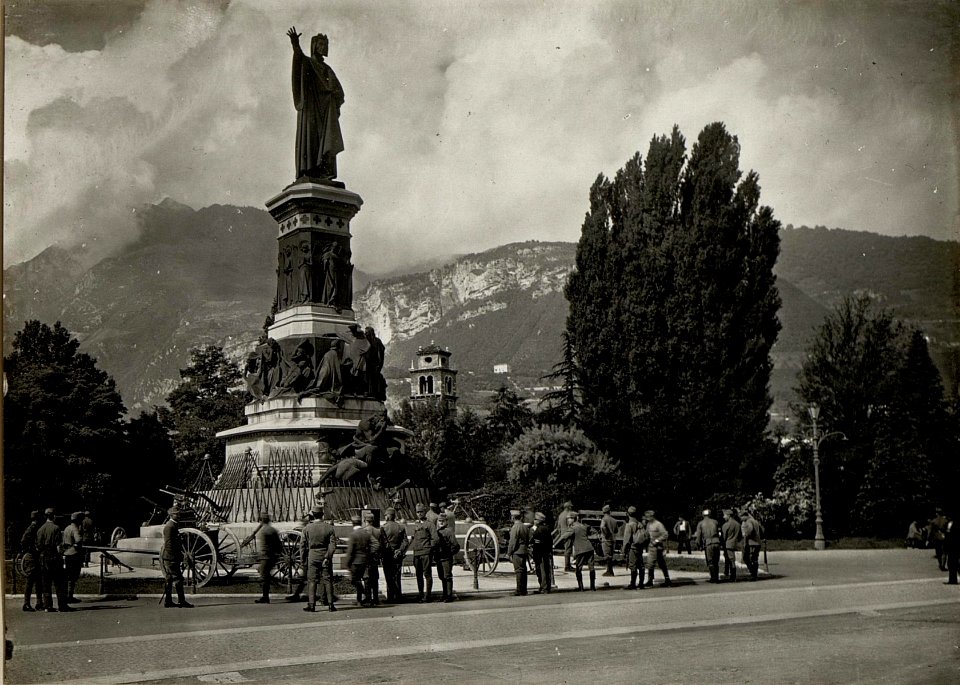 Dante Denkmal mit italienischen Waffen in Trient. (BildID 15534322)