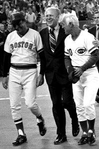Darrell Johnson Gerald Ford and Sparky Anderson in 1976 (cropped)