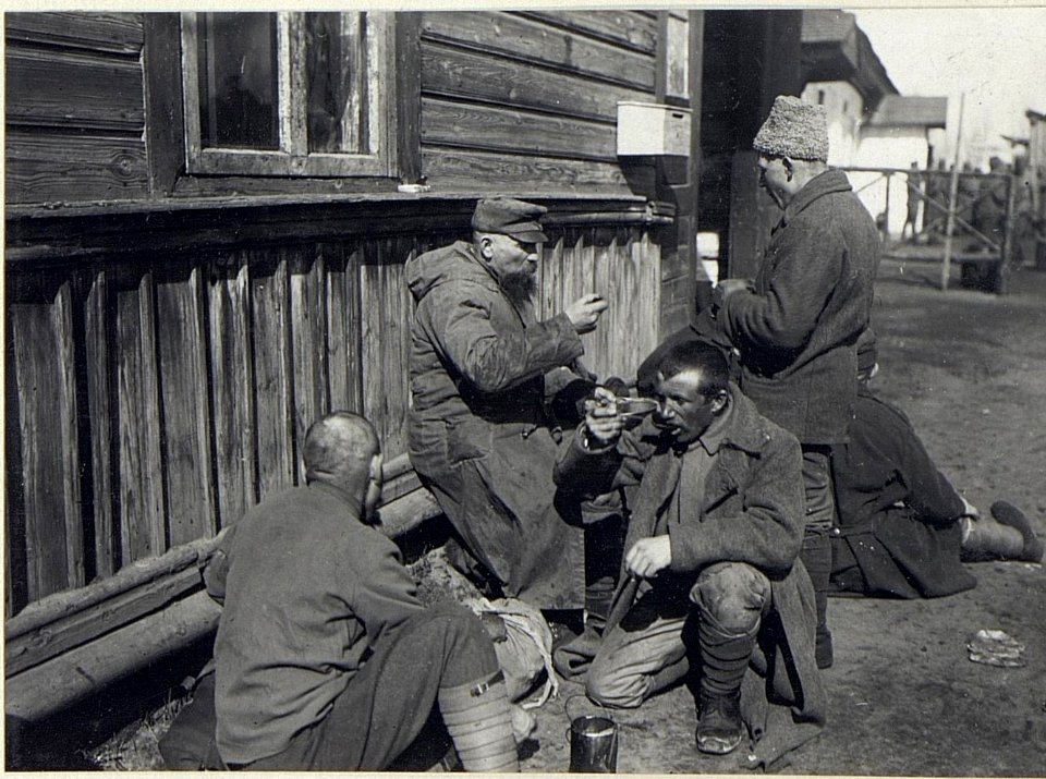 Darstellung von russischen Soldaten und auch öst. - ungarischen Truppen, die aus der Kriegsgefangenschaft heimkehren (BildID 15689661)