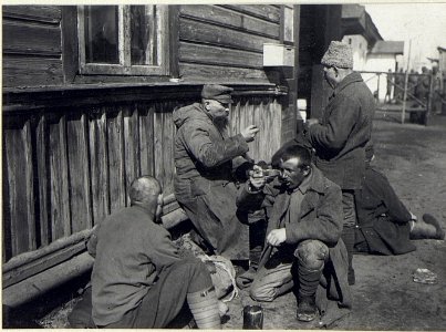 Darstellung von russischen Soldaten und auch öst. - ungarischen Truppen, die aus der Kriegsgefangenschaft heimkehren (BildID 15689661)