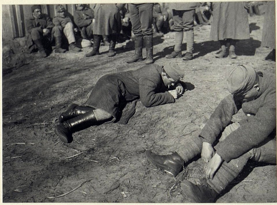 Darstellung von russischen Soldaten und auch öst. - ungarischen Truppen, die aus der Kriegsgefangenschaft heimkehren (BildID 15689689)