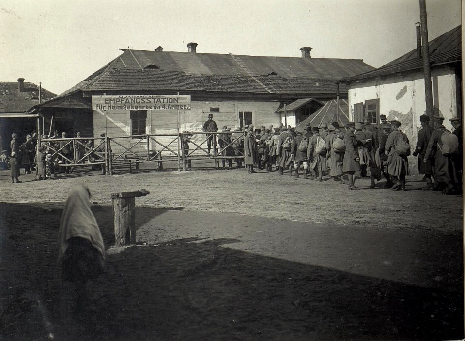 Darstellung von russischen Soldaten und auch öst. - ungarischen Truppen, die aus der Kriegsgefangenschaft heimkehren (BildID 15689724)