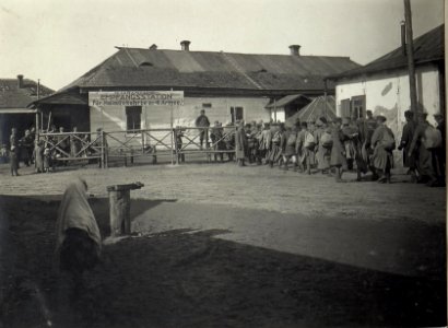Darstellung von russischen Soldaten und auch öst. - ungarischen Truppen, die aus der Kriegsgefangenschaft heimkehren (BildID 15689724)