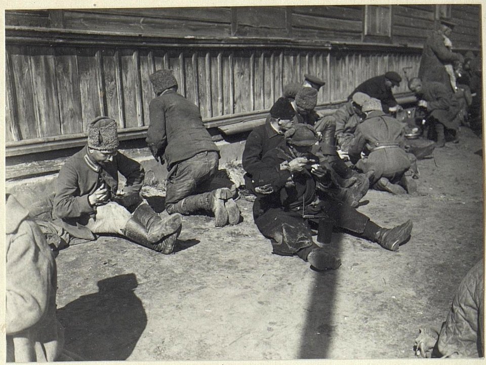 Darstellung von russischen Soldaten und auch öst. - ungarischen Truppen, die aus der Kriegsgefangenschaft heimkehren (BildID 15689668)