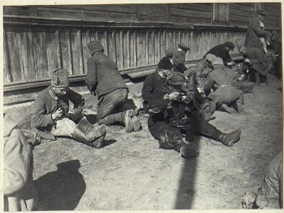 Darstellung von russischen Soldaten und auch öst. - ungarischen Truppen, die aus der Kriegsgefangenschaft heimkehren (BildID 15689668)