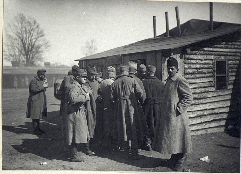 Darstellung von russischen Soldaten und auch öst. - ungarischen Truppen, die aus der Kriegsgefangenschaft heimkehren (BildID 15689696)