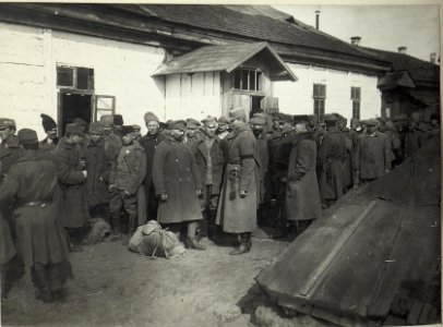 Darstellung von russischen Soldaten und auch öst. - ungarischen Truppen, die aus der Kriegsgefangenschaft heimkehren (BildID 15689731)