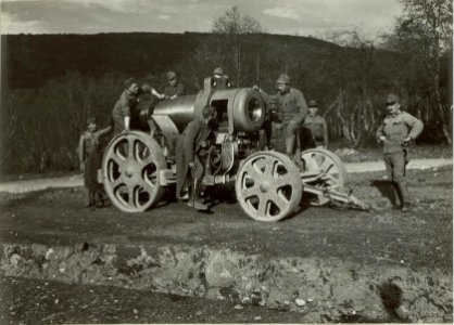 Das 30,5 cm Geschütz Hansl mit Bedienungsmannschaft von der Mörserbatterie Nr. 18 mit Hauptmann Kratochwill (BildID 15463358)