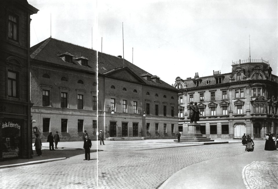 Das alte Hoftheater vor dem Abriss, um 1905