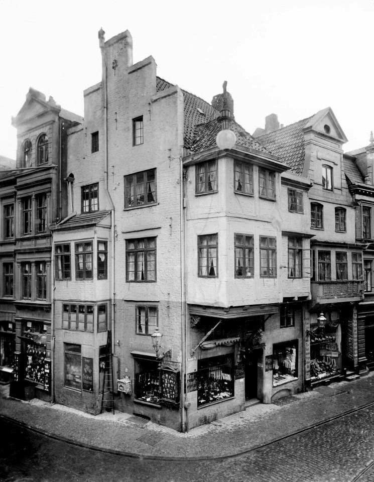 Das Anfang des 17. Jahrhunderts errichtete Eckhaus Holstenstraße 1 , Schuhmacherstraße (Hormannsches Haus) (Kiel 44.621)