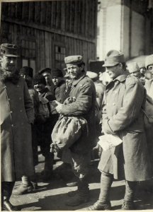 Darstellung von russischen Soldaten und auch öst. - ungarischen Truppen, die aus der Kriegsgefangenschaft heimkehren (BildID 15689717)
