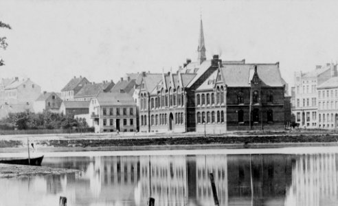 Das 1867-68 nach dem Entwurf von Ludolph Martens errichtete königliche Gymnasium in der Dammstraße (Kiel 44.667)