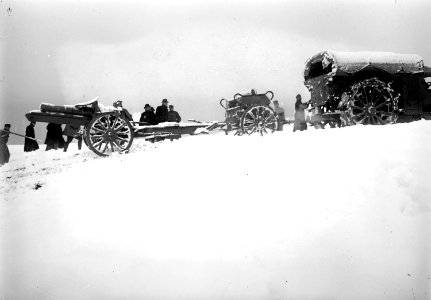 Das 15cm Haubitzen Gespann wird an den Lastwagen angehängt - CH-BAR - 3241019