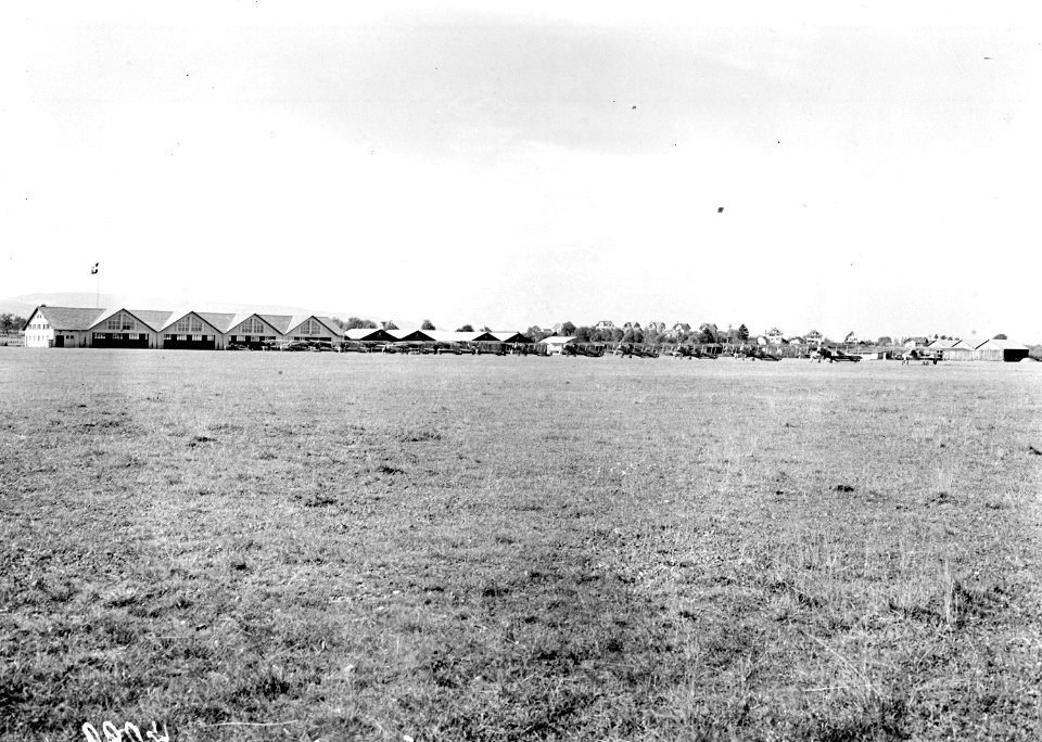 Das Flugzeuggeschwader in Linie vor den Hangars - CH-BAR - 3240076