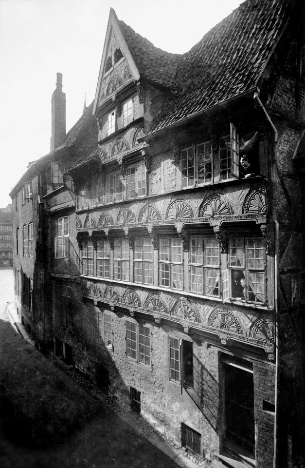 Das dreistöckige Telemannsche Haus mit vorkragender Fassade in der Haßstraße 1 (Kiel 44.642)