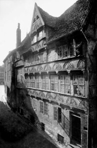 Das dreistöckige Telemannsche Haus mit vorkragender Fassade in der Haßstraße 1 (Kiel 44.642)