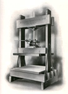 Das Färben der Rauchwaren, Hans Werner, 1914 (S. 063) Holz-Handpresse zur Entwässerung lockiger Rauchwaren