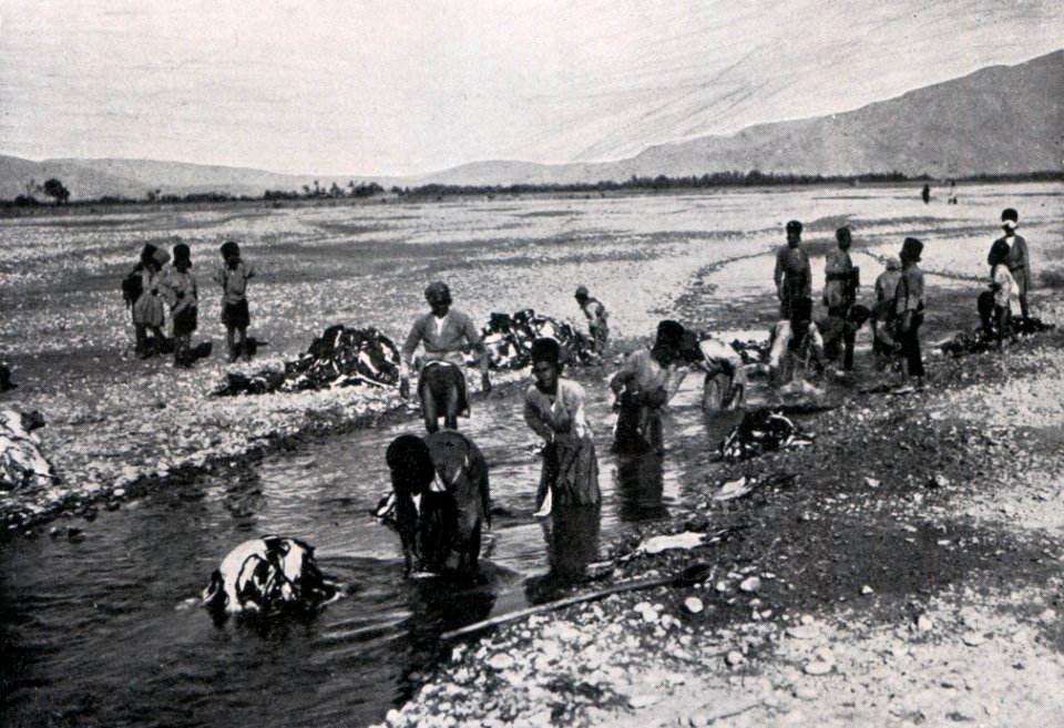 Das Färben der Rauchwaren, Hans Werner, 1914 (S. 127) Die gereinigten Persianerfelle werden im fliessenden Wasser in Posten gestapelt