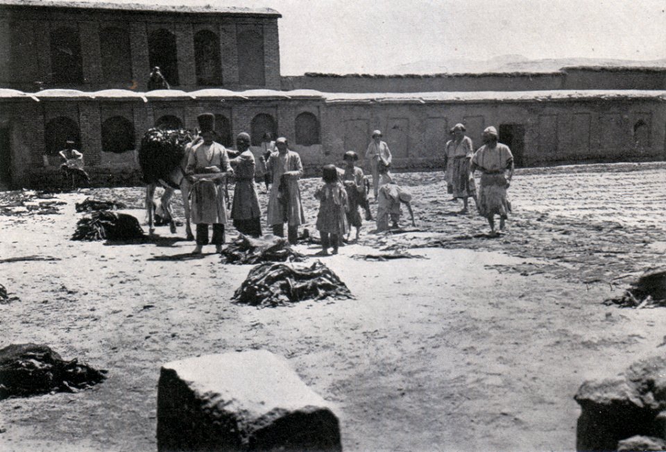Das Färben der Rauchwaren, Hans Werner, 1914 (S. 136) Das Trocknen der gewaschenen Beizware auf Sandunterlage (Persianerfelle)