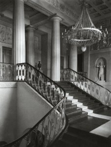 Das klassizistische Treppenhaus von Heinrich Gentz im Residenzschloss, um 1900