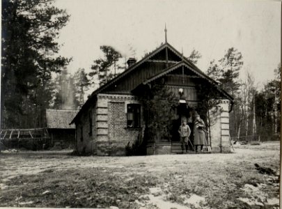 Das Jägerhaus des russischen Grafen Meczinsky, jetzt Quartier der Betriebsleitung des Sägewerkes nordöstl. von Worotniewo, aufgenommen am 29. Jänner 1916 (BildID 15541491)