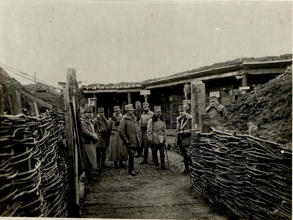Das Kommando des 9. Korps mit dem Kommandeur Feldmarschallleutnant Kralicek in der Mitte (BildID 15541771)
