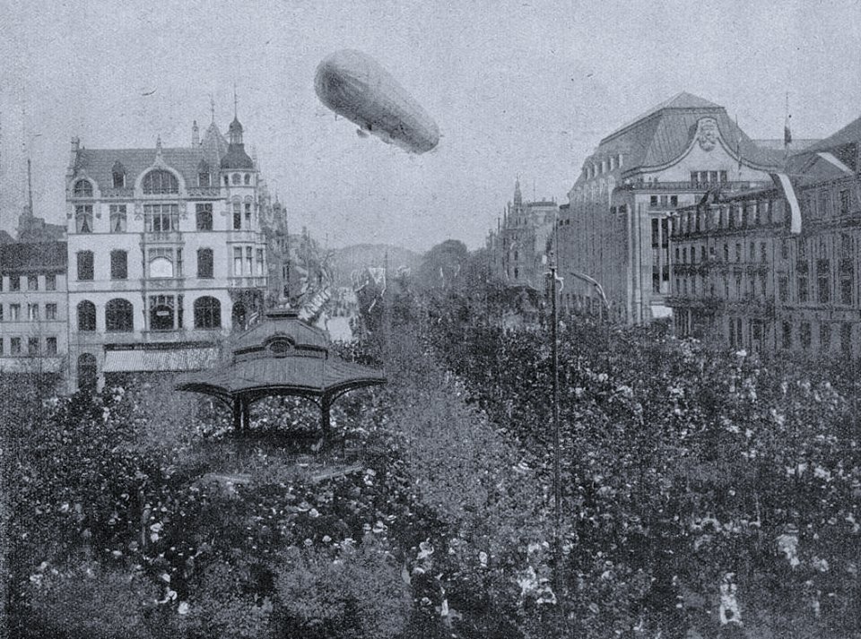 Das Luftschiff Deutschland über der Stadt Düsseldorf am Blumentag, 7. Mai 1911, Foto Julius Söhn