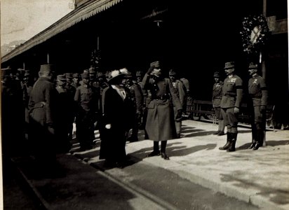 Das Kaiserpaar verlässt den Bozner Bahnhof. (BildID 15583892)