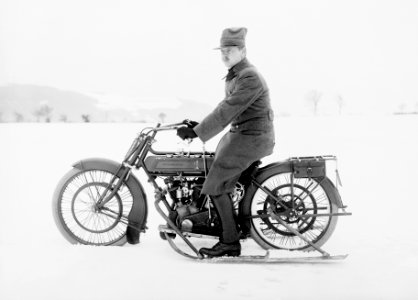 Das Motorrad mit den Skiern von der Seite - CH-BAR - 3241064
