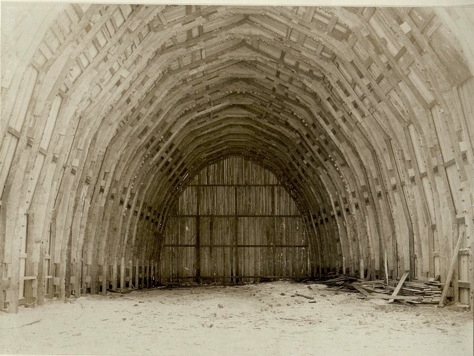 Das Innere einer Ballonhalle der Ballonabt.6, aufgenommen am 26.1.1917 (BildID 15543150)