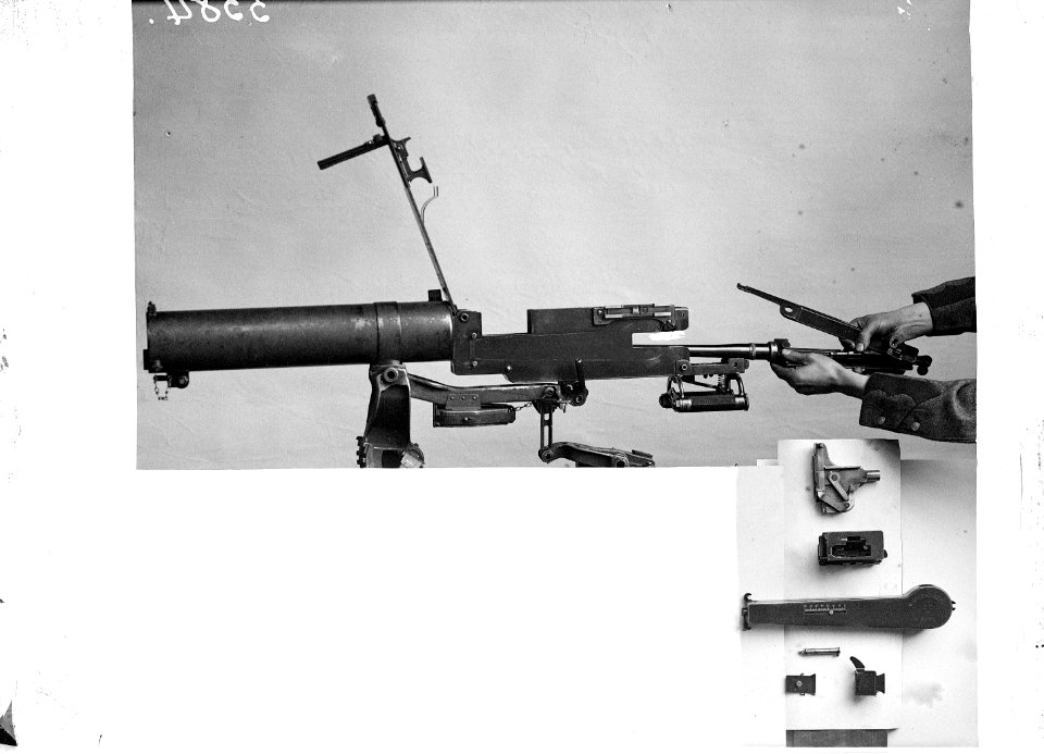 Das Maschinengewehr wird in Einzelteile zerlegt - CH-BAR - 3241584