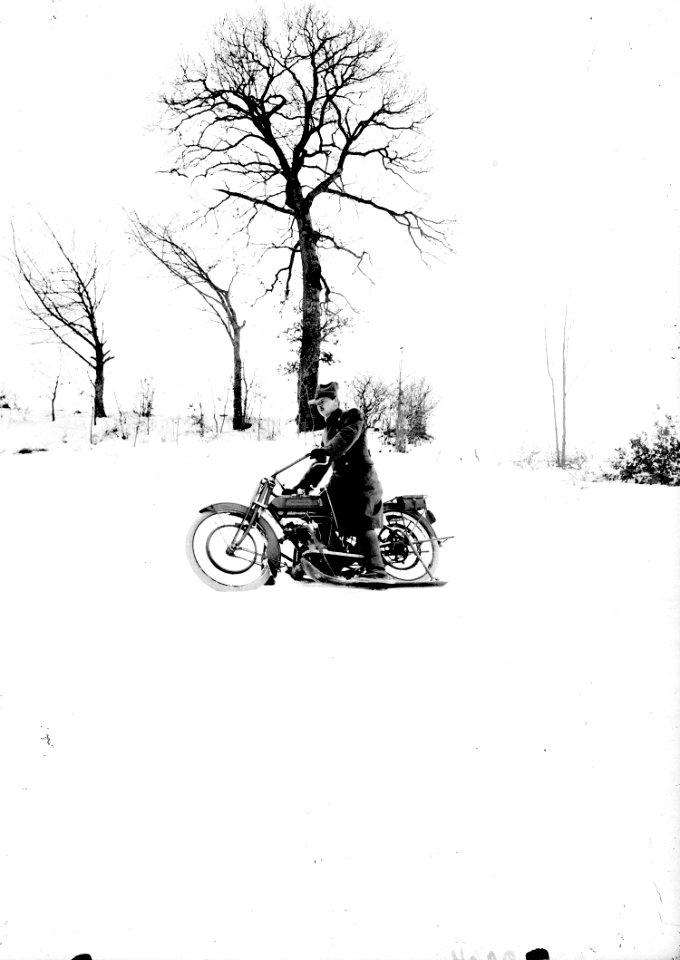 Das Motorrad mit den Skiern im Einsatz - CH-BAR - 3241065
