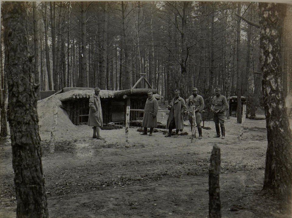Das Regimentskommando des 18. Honvedinfanterieregiments, 2000 Schritte südlich von Moszczenica, aufgenommen am 21.November 1915 (BildID 15455758)