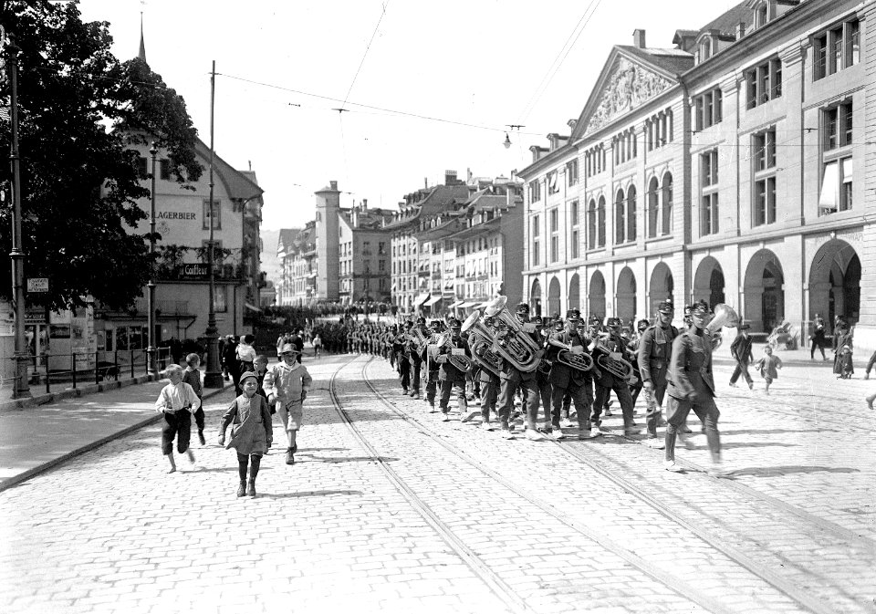 Das Regimentsspiel auf dem Kornhausplatz - CH-BAR - 3241266