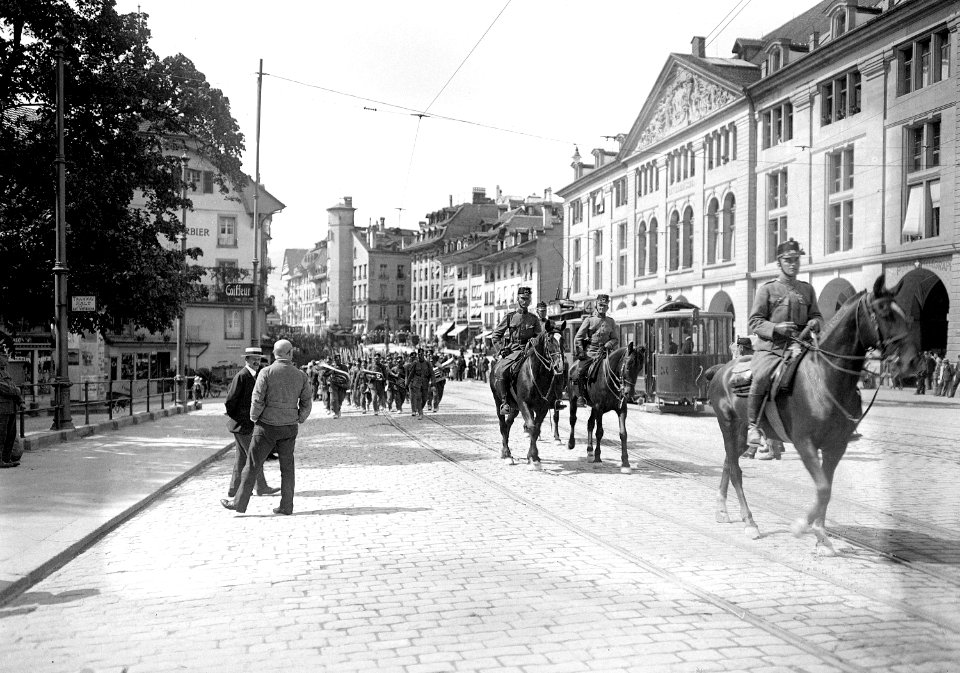 Das Regimentsspiel auf dem Kornhausplatz - CH-BAR - 3241267