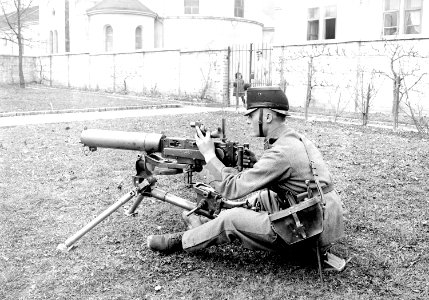 Das Visier wird auf das Maschinengewehr montiert - CH-BAR - 3241136