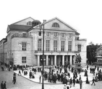 Das neuerbaute Hoftheater mit dem Goethe-Schiller-Denkmal, um 1908