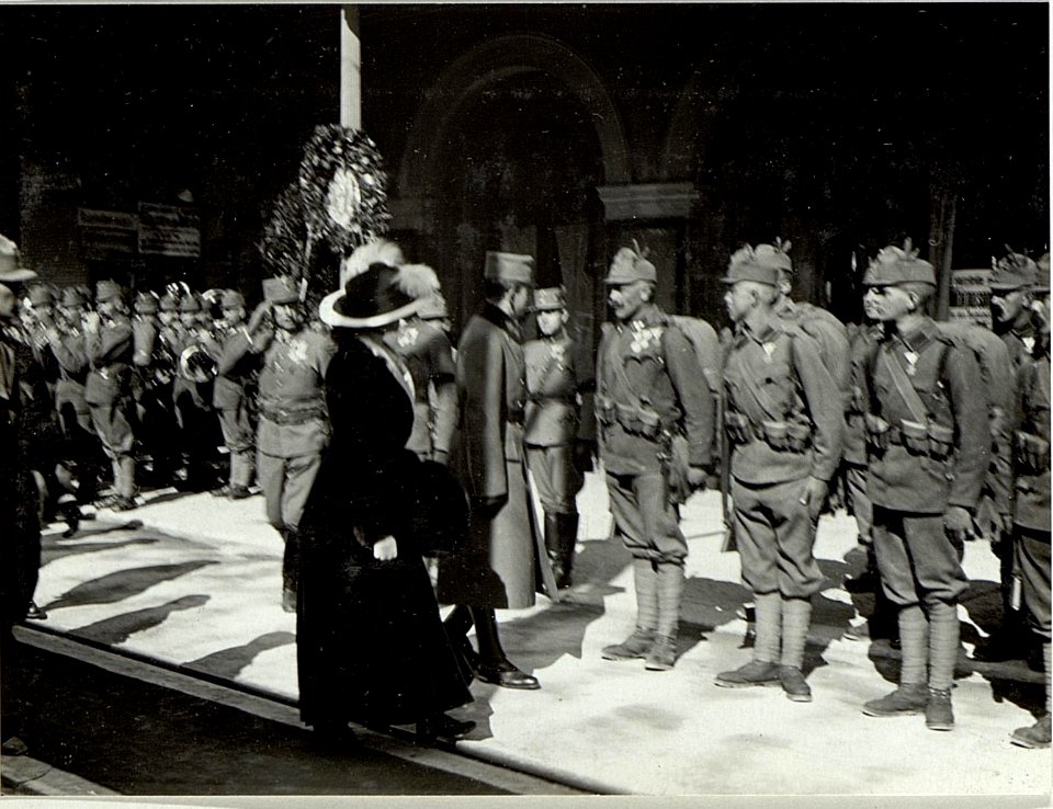 Das spätere Kaiserpaar, Erzherzog Karl I. und Zita besichtigen die Kaiserjäger - Ausstellung in Bozen, das Paar schreitet die Ehrenkompanie am Bozener Bahnhof an (BildID 15520296)