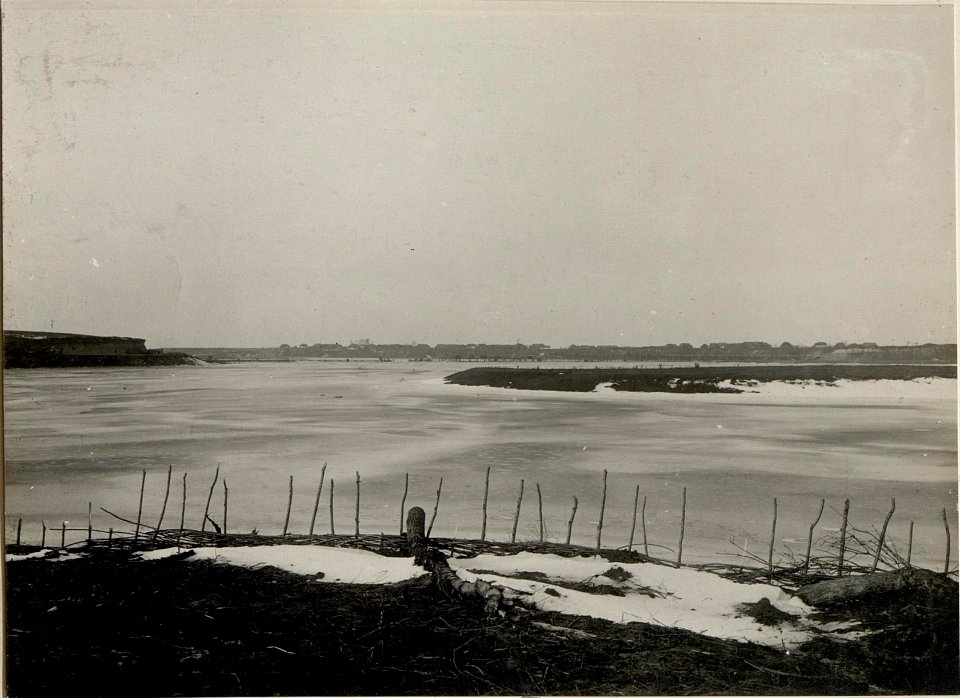 Das Tal des Styr -,zugefroren,- bei Werbiajew. Im Hintergrunde wird von unseren Brückenbauabteilungen an einer Hochwasserfreien Brücke gearbeitet. 22. I. 1916. (BildID 15541035)