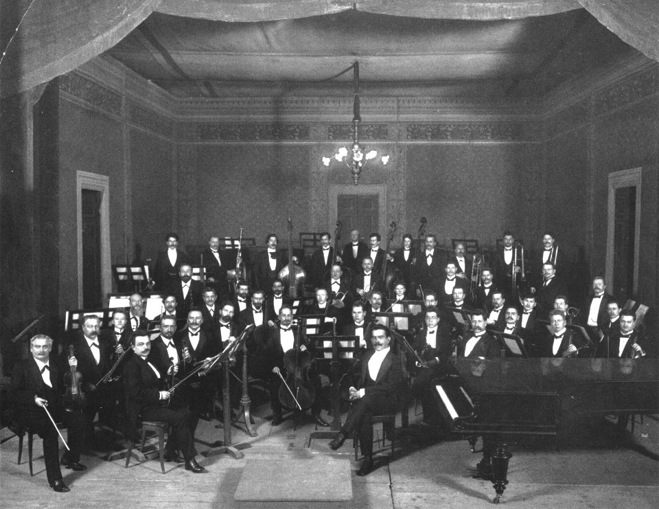 Das Theater-Orchester, um 1905